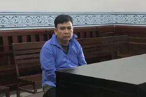 Người đàn ông đêm khuya mang xăng đi đốt nhà chủ nợ