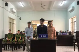 Ba người đàn ông giả công an cưỡng đoạt tài sản