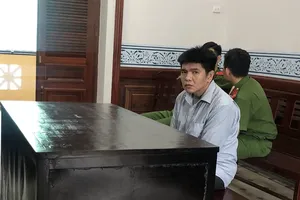 Phạt tù người ném sơn đỏ vào Tổng lãnh sự quán 