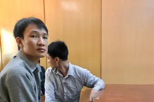 Bị bắt vì mua ma tuý, khám xe phát hiện thêm súng và đạn