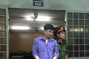 Giả danh nhân viên an ninh sân bay lừa đảo hơn 10 người