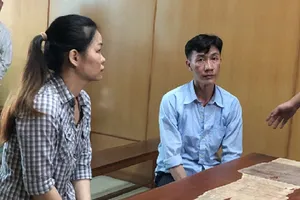 Nghe đồng phạm bị án tử, nữ bị cáo nắm chặt tay không buông