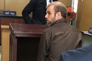 Ông Tây đi spa tiện tay lấy điện thoại của nữ tiếp tân