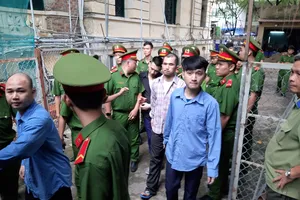 Đề nghị tử hình kẻ đâm chết bé trai bênh cha mình