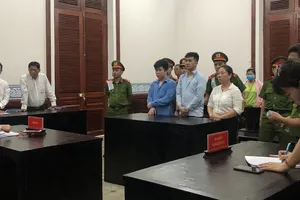 Người phụ nữ buôn lậu thuốc tây cùng hai tài xế lãnh án