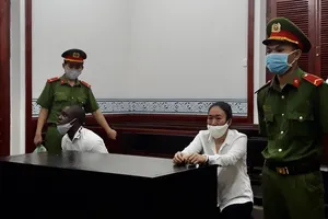 1 phụ nữ gặp người đàn ông Nigeria nhận hàng cấm