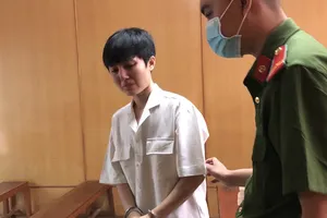 2 người đàn ông nước ngoài rủ nữ tiếp viên về ngủ qua đêm