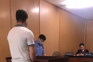 Nhậu về đánh vợ, đánh luôn công an