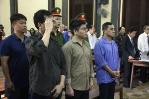 Cựu công an 'tiếp tay' buôn lậu được tha tù trước hạn