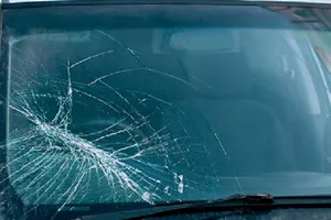 Tòa phạt tiền người Hàn Quốc ném điện thoại vỡ kính xe taxi 