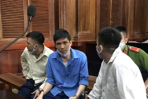 Bị chửi trên Facebook, 3 thanh niên mang dao đi giải quyết