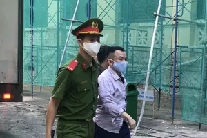 Chủ tiệm điện thoại lên mạng lừa đồng hồ Rolex 38.000 USD