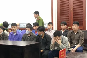 Băng nhóm chuyên đục tường, trộm đồ khách mua dâm