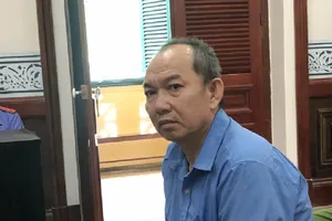 Mang dao 'xử' vợ cũ vì chuyện vay tiền nuôi con ăn học