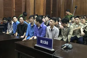 Từ giám đốc đến tạp vụ phải hầu tòa do chiều khách hết mình