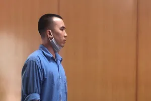 Xe ôm vờ rớt dép để cướp giật điện thoại của khách 