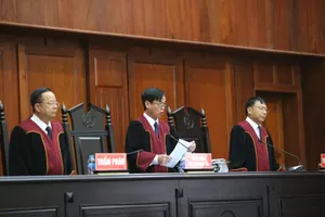 Ông Trầm Bê không xuất hiện, tòa hoãn xử