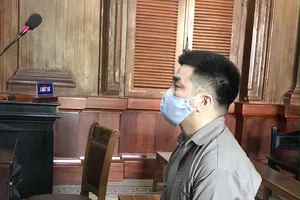 Thanh niên Mông Cổ chuyên xài thẻ tín dụng mua điện thoại