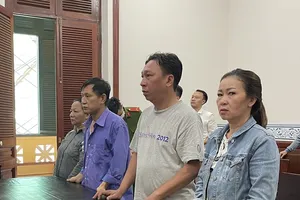 Cựu công an lừa chạy án kéo theo người thân của bị can hầu tòa