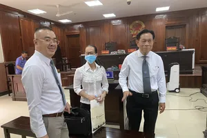 Tòa dừng tuyên án vì cựu nữ luật sư kêu oan đòi tự tử