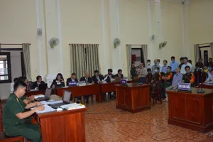 Thạc sĩ lừa ngân hàng xin giảm nhẹ hình phạt cho 8 bị cáo 