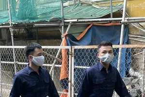 Mang súng đồ chơi đi cướp cửa hàng Bách Hoá Xanh