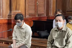 Đôi bạn học cùng lập kế hoạch tham ô tiền tỉ