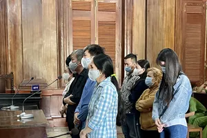 Tòa nói gì vụ bỏ thuốc hướng thần, rủ doanh nhân đánh bạc?