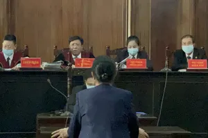 Tạm ngưng xử vì bị cáo Bạch Diệp lớn tiếng, bị mời ra ngoài