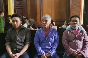 Dùng súng giải quyết việc gọi tiếp viên tiếp khách