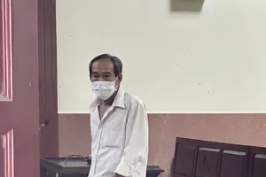 Ông xe ôm hóa thân cán bộ để lừa đảo xin miễn án phí