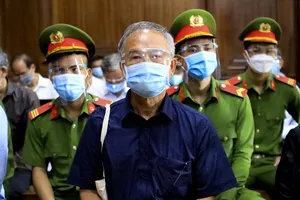 Ông Nguyễn Thành Tài, nữ đại gia Bạch Diệp được dẫn giải đến tòa