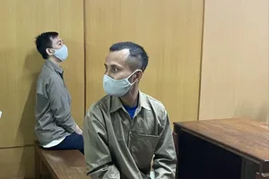 Tưới xăng đốt vợ 'hờ' rồi chợt tỉnh lấy mền chữa lửa