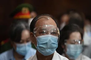 Vụ SAGRI: Tự bào chữa, ông Lê Tấn Hùng khóc nghẹn trước tòa