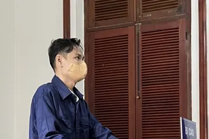 Ghen tuông, chồng tưới xăng quyết cùng chết với vợ