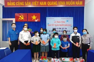 Tòa án quận 7 tặng quà Tết cho trẻ em mồ côi vì COVID-19