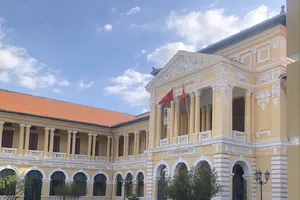 Bị cáo xin hoãn vì 3 luật sư đều vắng mặt