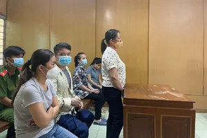 Nữ giám đốc sản xuất găng tay giả mùa dịch khai không biết chữ