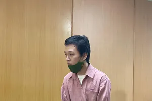 Kẻ cướp giật túi xách khiến bị hại bốn lần phải mổ hộp sọ bị phạt 18 năm tù