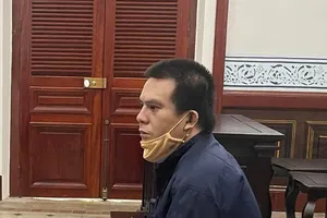 Thẩm phán, luật sư góp tiền lộ phí cho vợ bị hại ngay tại tòa