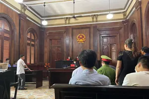 Vụ logo xe vua: Cảnh sát, thanh tra giao thông đối chất tại tòa