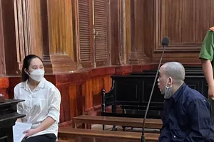 Vợ bên cạnh nghe điện thoại cùng chồng và cái kết 