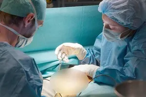 Truy tố 1 bác sĩ nhận nâng ngực và tân trang vùng kín làm chết người 