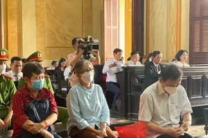 Phiên tòa phải tạm dừng vì kiểm sát viên, luật sư và bị cáo nhập viện 