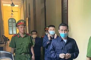 Hoãn phiên tòa do bị cáo cấp tốc về đưa con đi viện