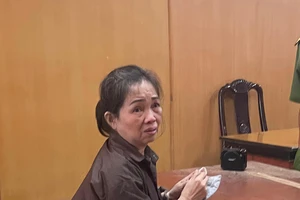 Người phụ nữ 53 tuổi khóc khi kể lại chuyện tạt xăng đốt chồng