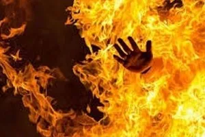 Níu kéo tình cảm không thành, ôm bạn gái tưới xăng đốt 