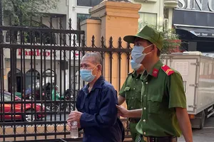 Phiên tòa đẫm nước mắt vụ cụ ông 70 tuổi đốt 3 căn nhà của các con 