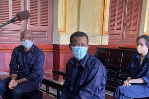 Người đàn ông nước ngoài bị tuyên án tử quỳ lạy tòa xin khoan hồng cho vợ 