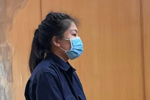 Dọa tung ‘ảnh nóng’ tống tiền người tình ngoại quốc 